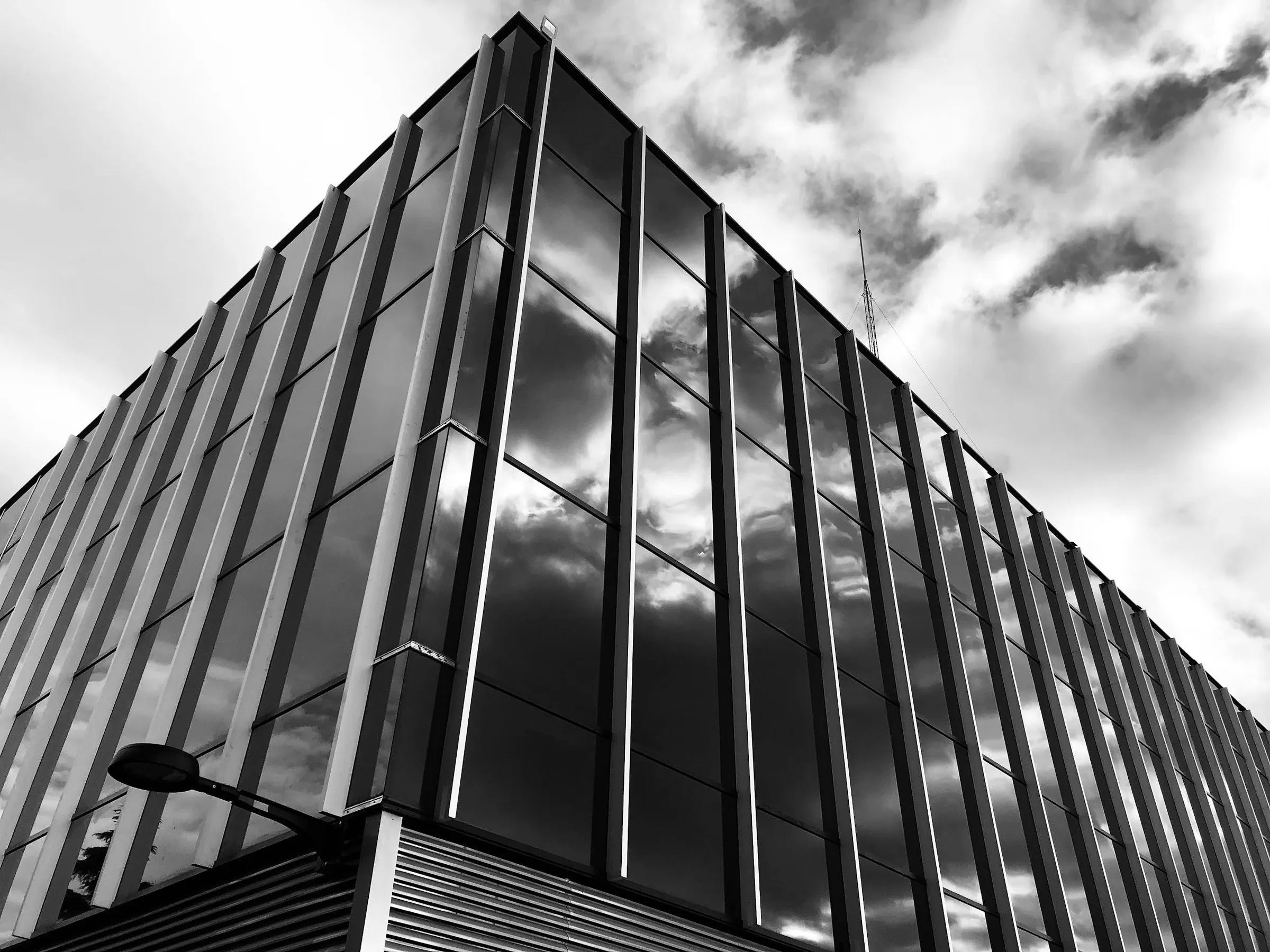San Fernando Business Park — esquina del edificio en contrapicado