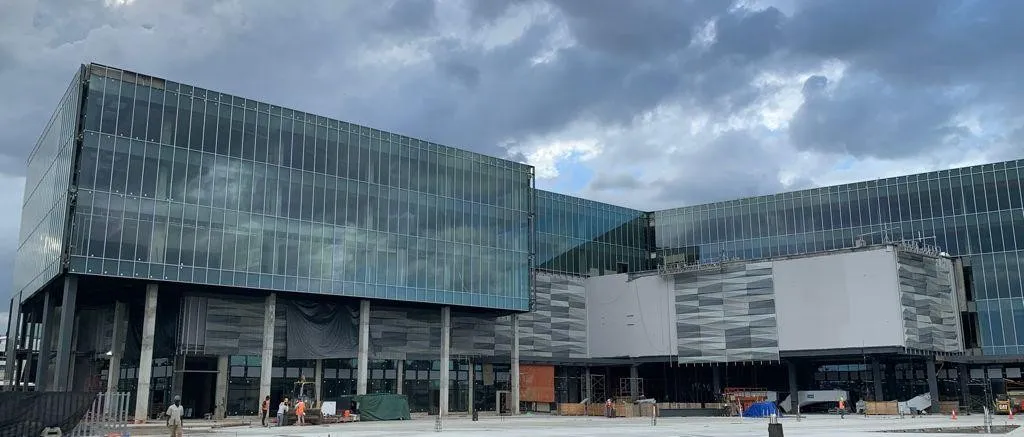 Metroplaza Charles Summer — volúmenes de muro cortina sobre el zócalo comercial