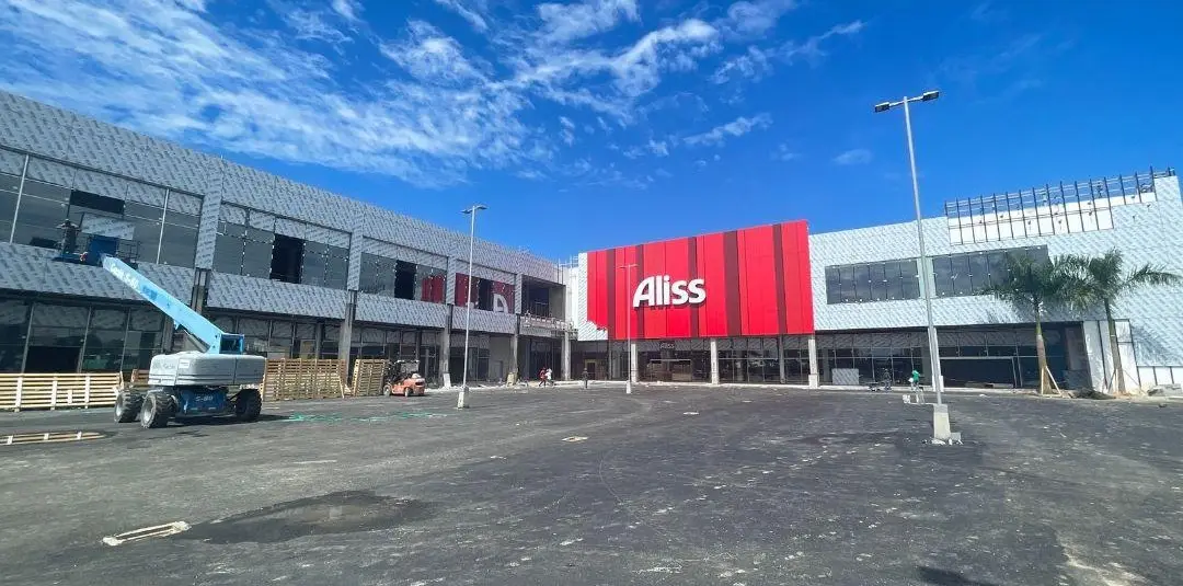 Metroplaza San Isidro — fachada comercial con revestimiento composite