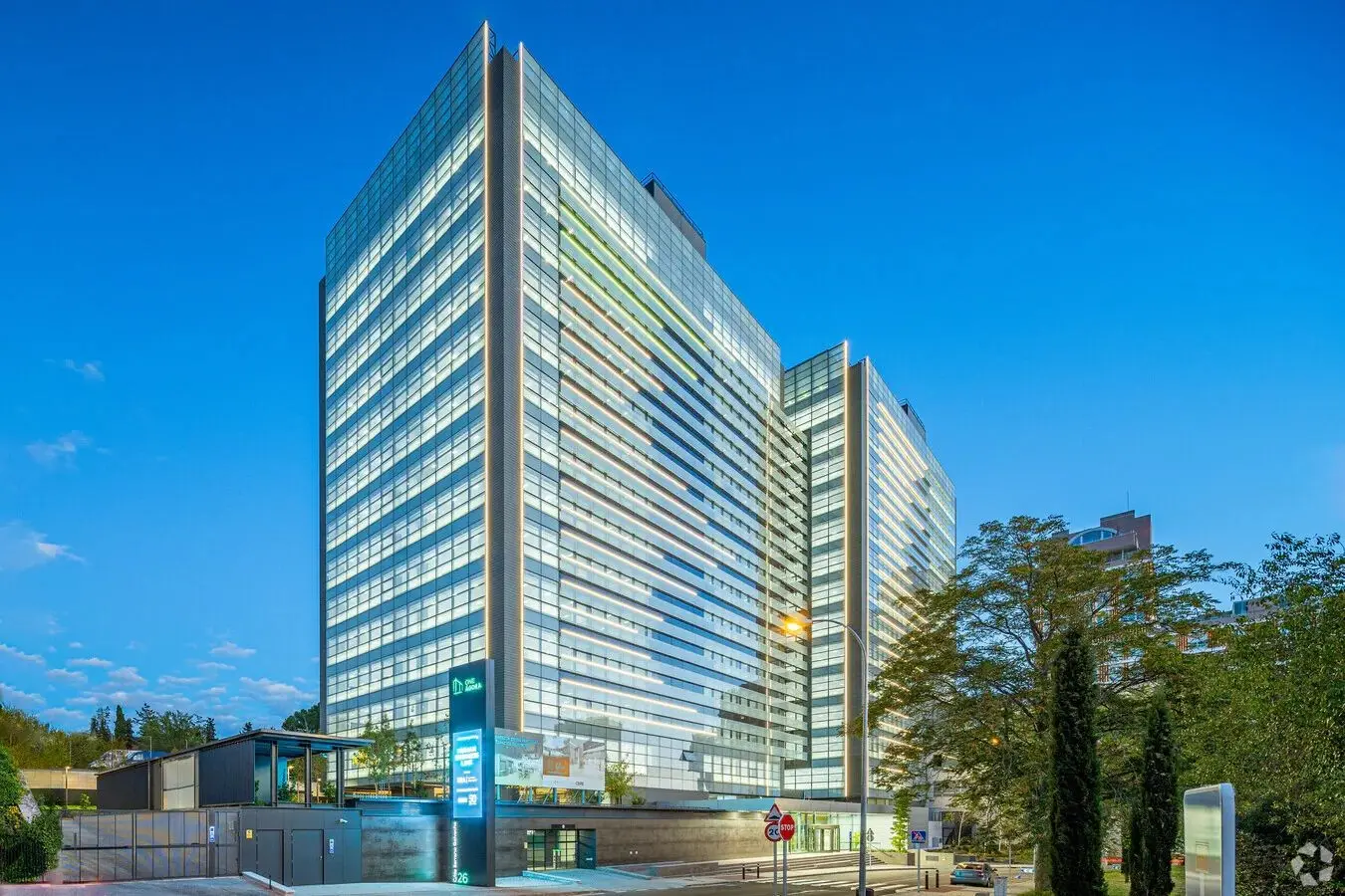 Edificio Ágora — torre de oficinas con muro cortina
