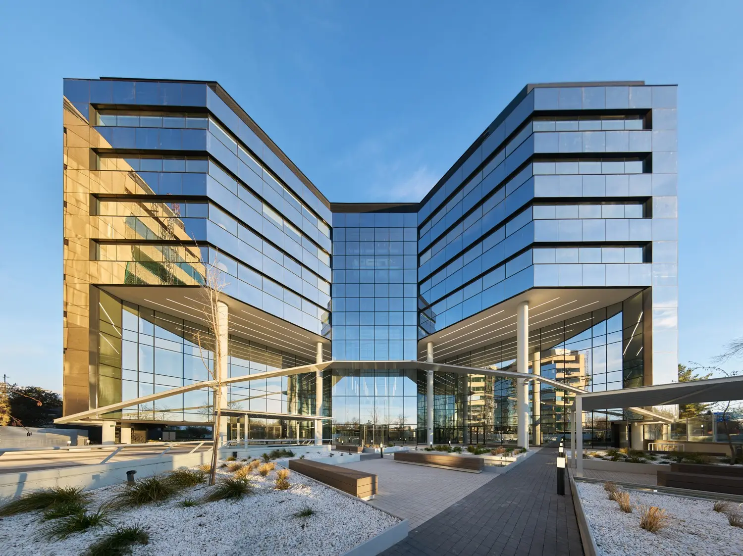 Mirasierra Business Park — edificio de oficinas con muro cortina al atardecer