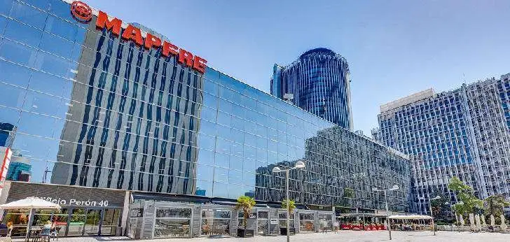 Moda Shopping — muro cortina del edificio Mapfre en AZCA