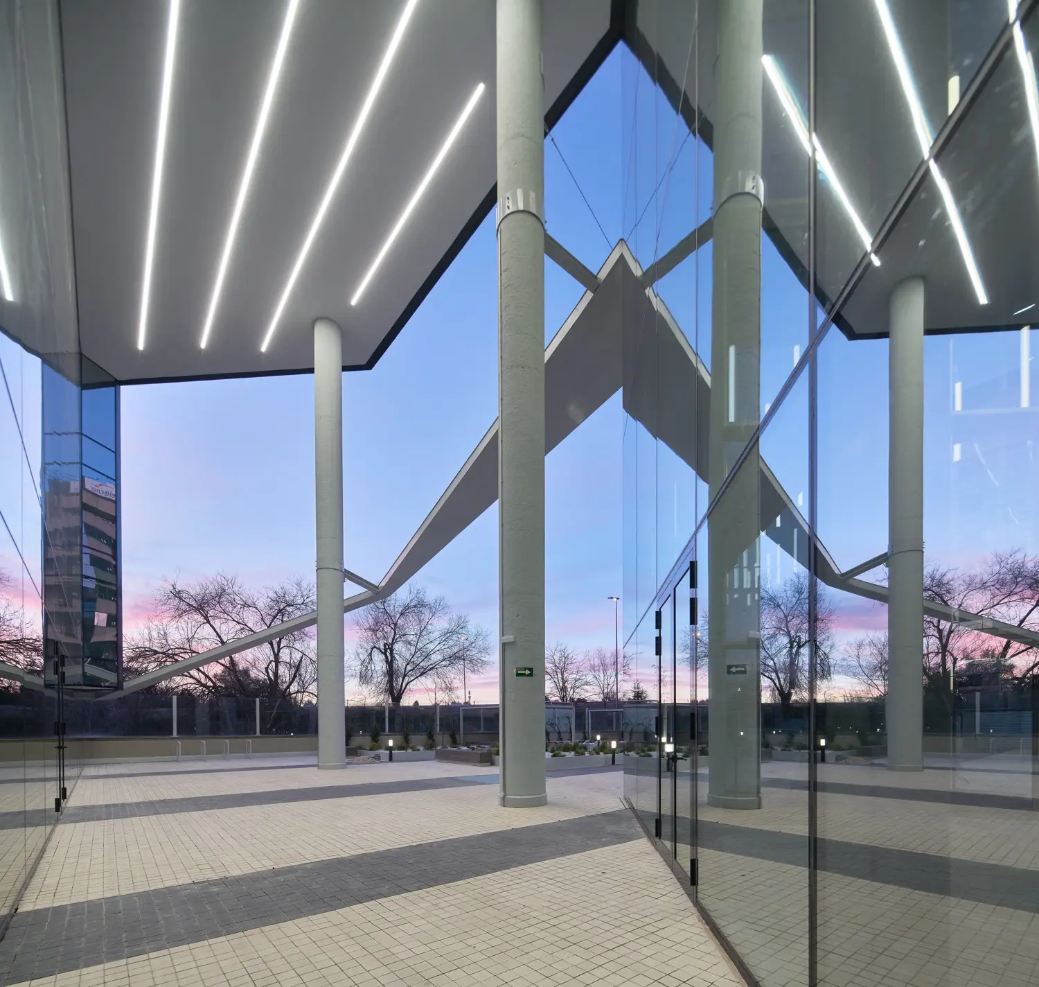 Mirasierra Business Park — acceso bajo el volado