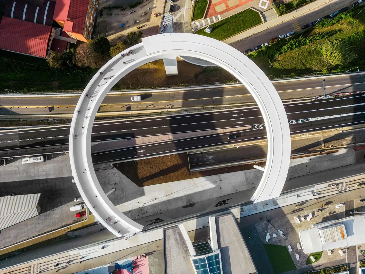 HALO — vista aérea del anillo sobre la autopista
