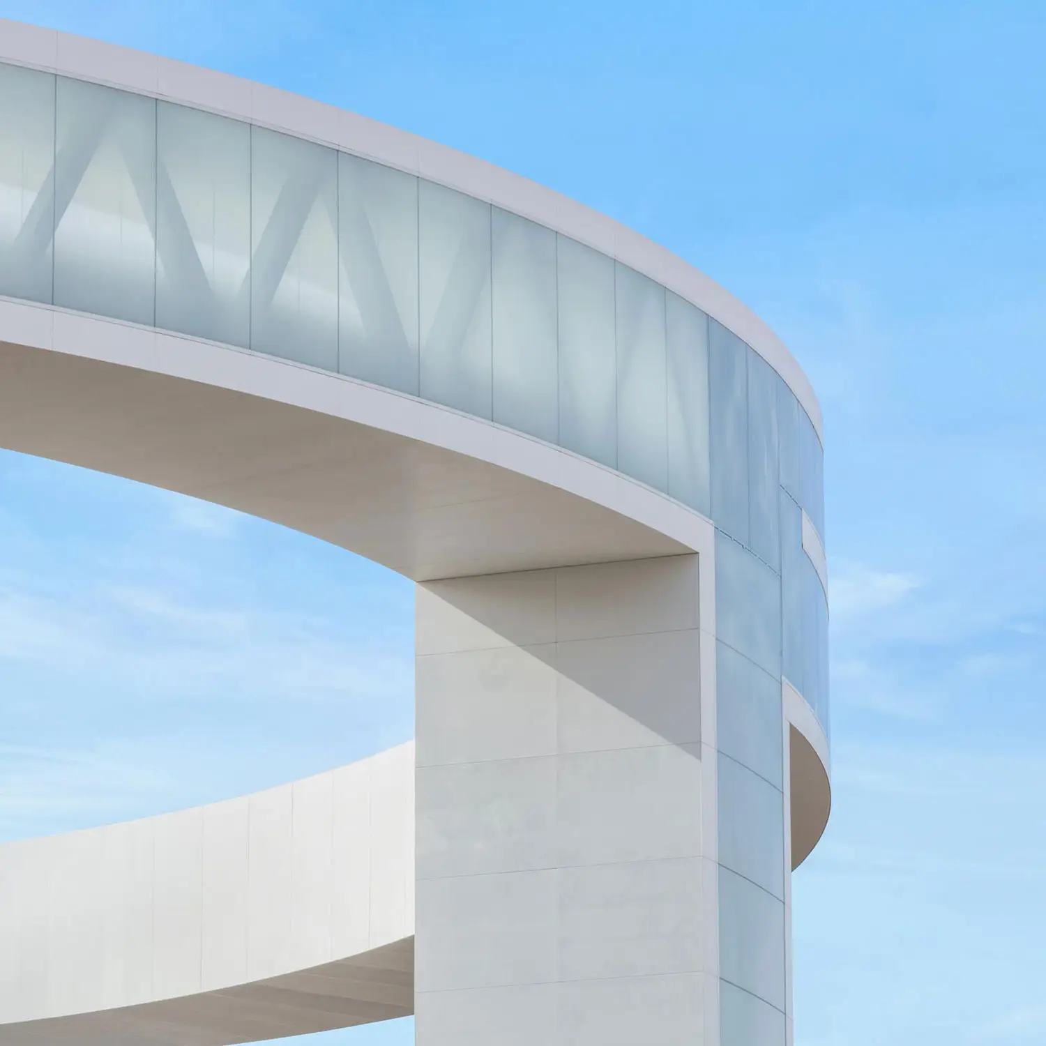 HALO — detalle curvo de la envolvente de vidrio