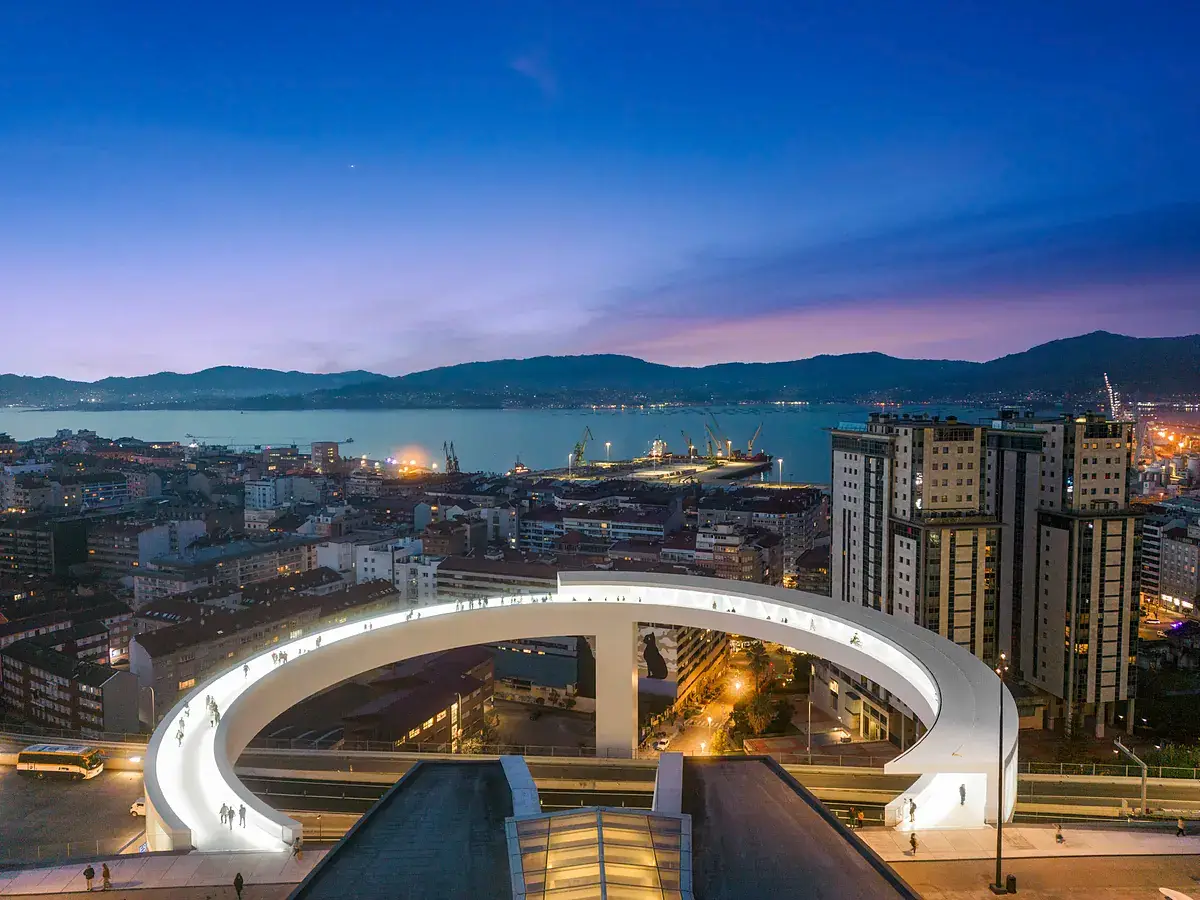 HALO — panorámica nocturna con la ría de Vigo