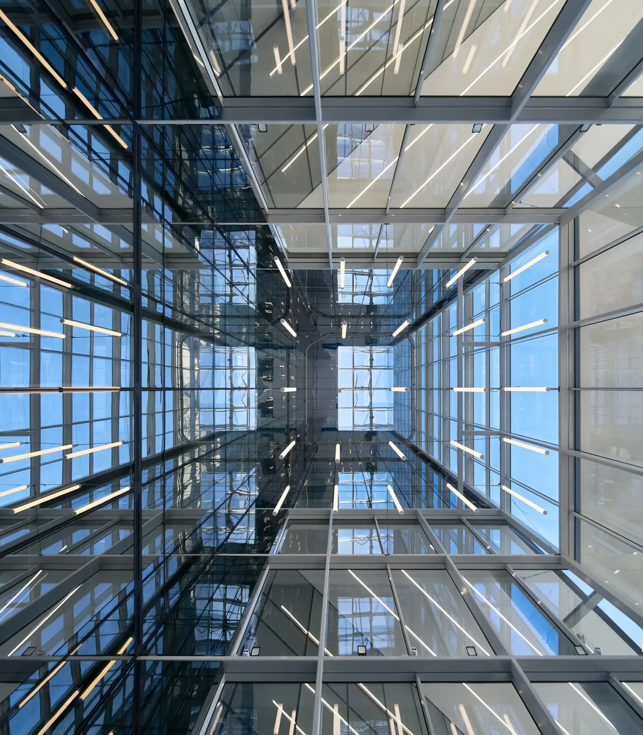Mirasierra Business Park — atrio acristalado en contrapicado
