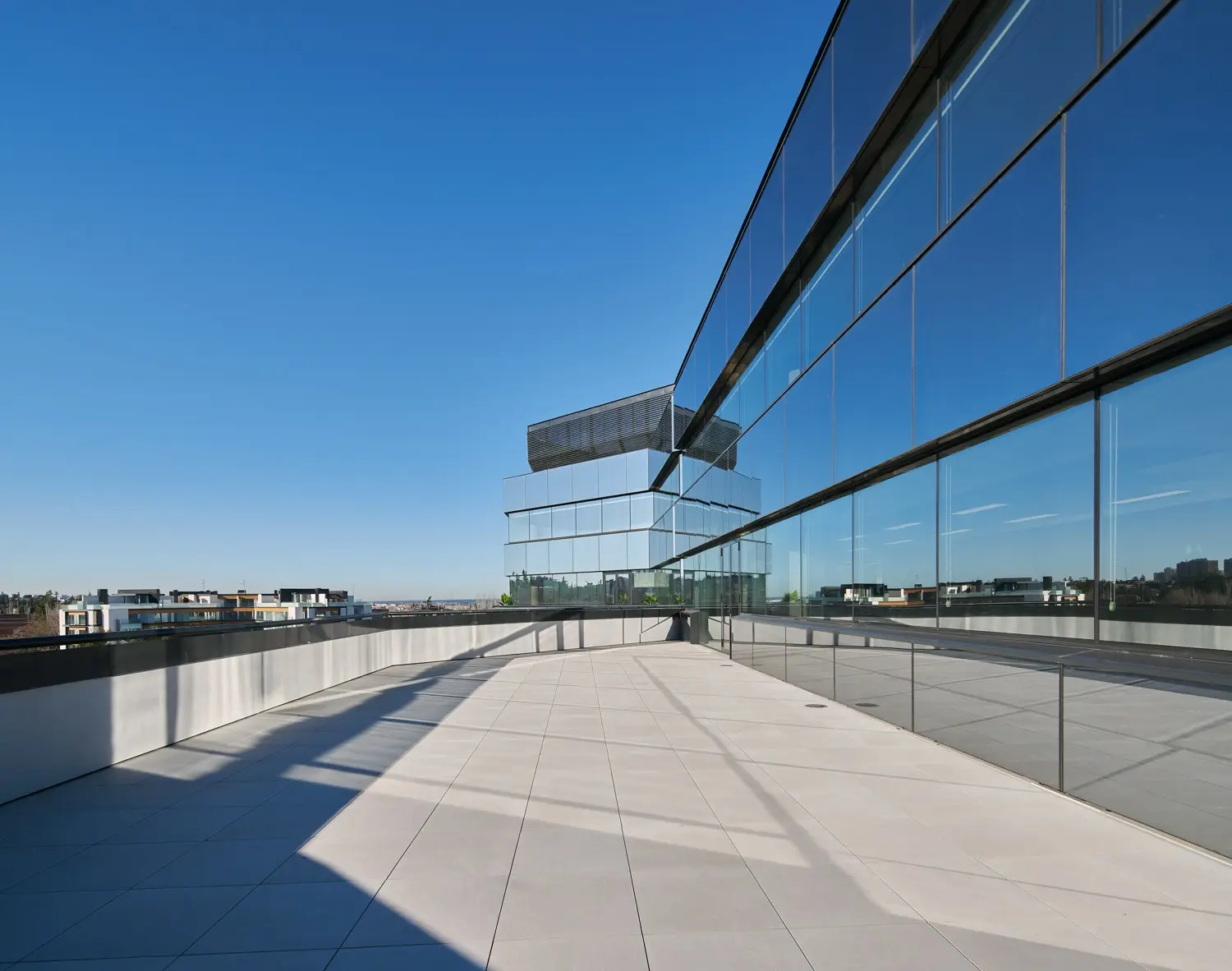 Mirasierra Business Park — terraza y muro cortina